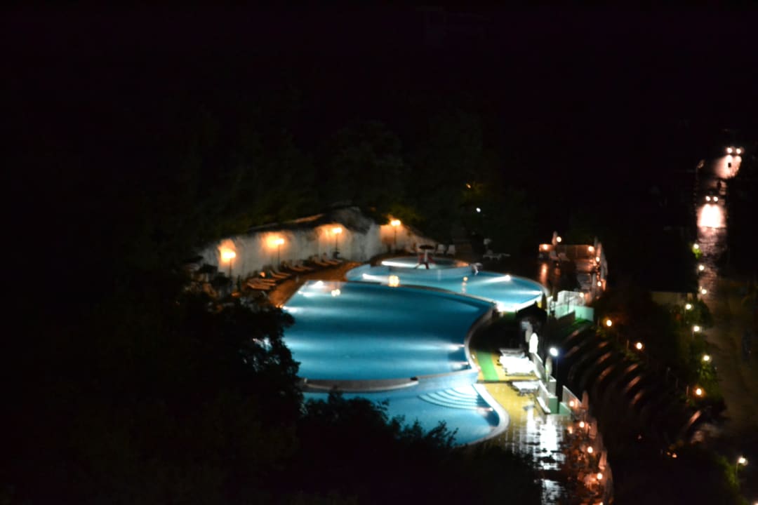 Basenik nocą. Paradise Beach Hotel