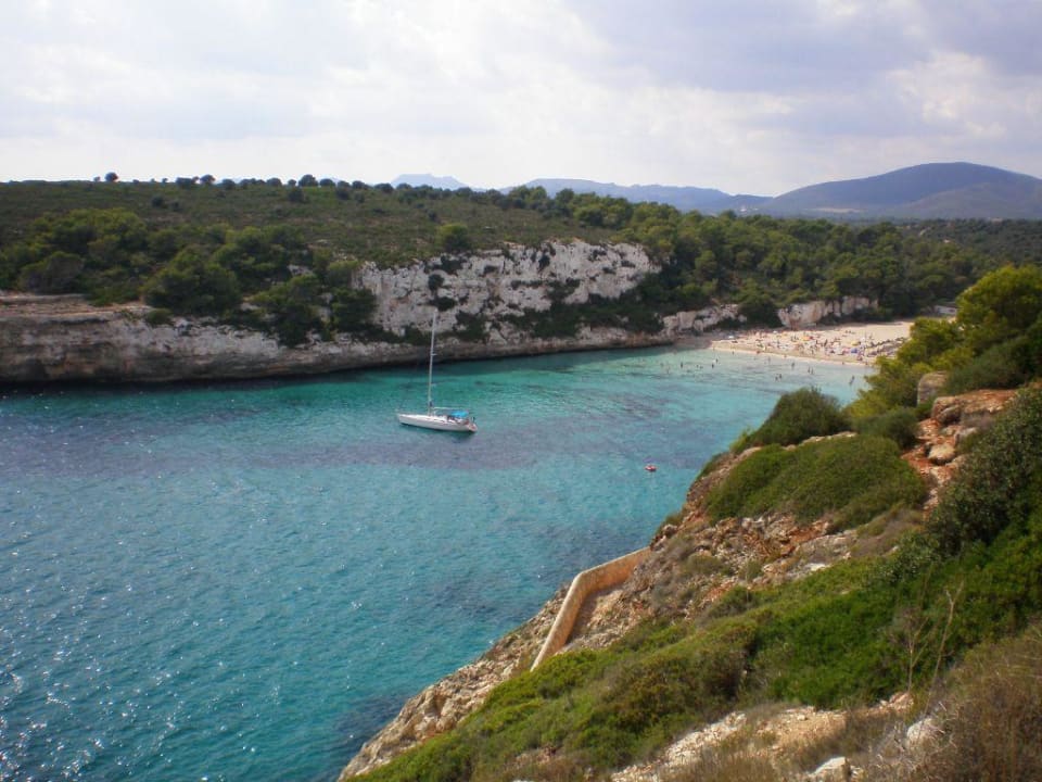 Blick vom Hotel auf den Strand Cala Romantica blau punta reina