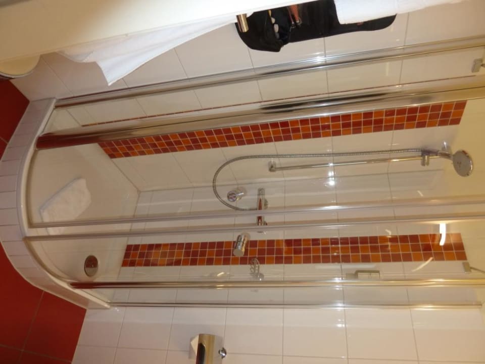 Dusche im Bad Familienhotel Lagant