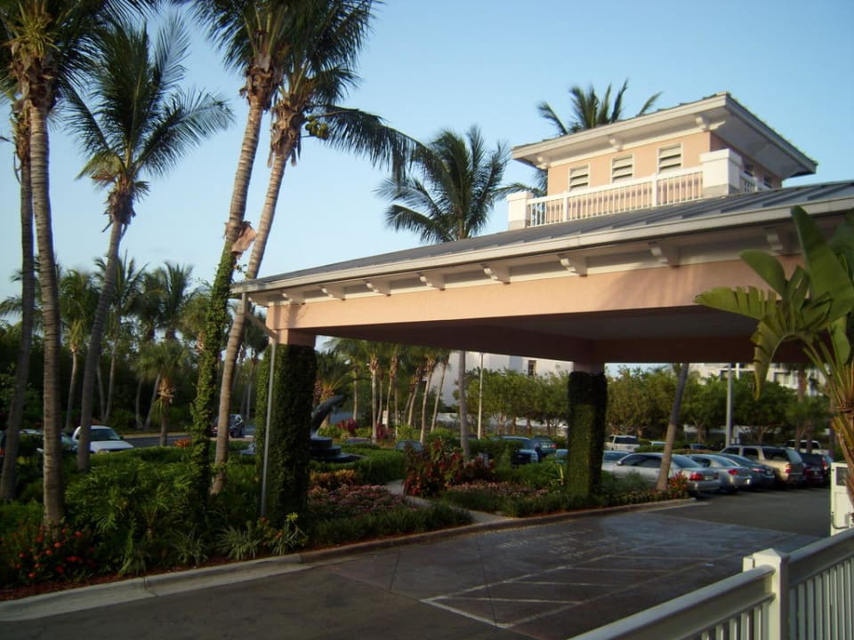 Überdachung am Eingang Hotel Doubletree Grand Key Resort