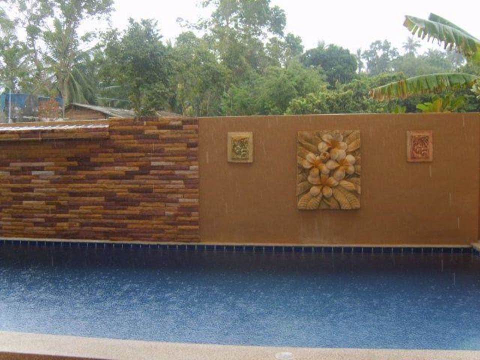 Pool im Tropenregen Guesthouse Hathai House
