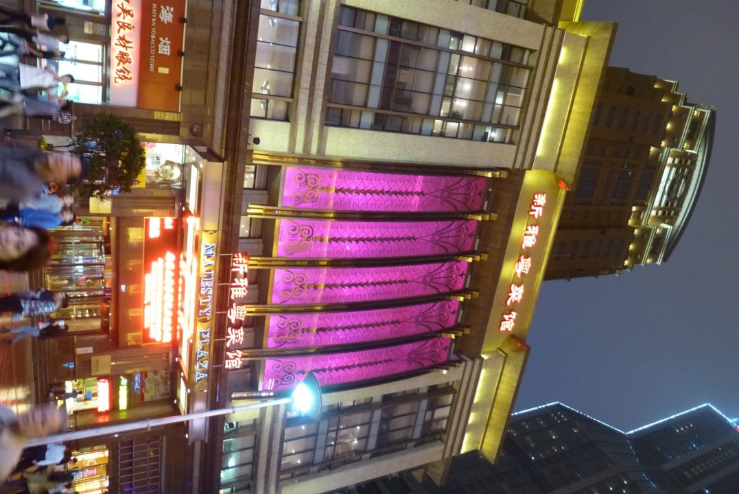 Außenansicht abends Hotel Majesty Plaza Shanghai