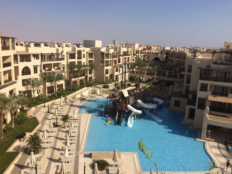 Ausblick von der Dachterrasse auf dem Pool Steigenberger Aqua Magic