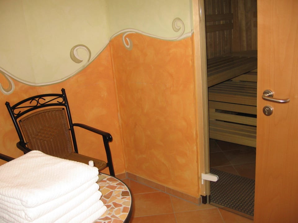 Der Vorraum/Dusche des Saunabereichs Hotel Dreimäderlhaus