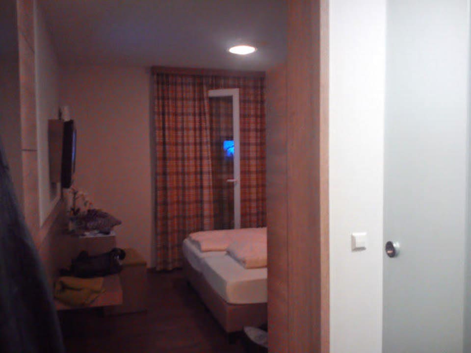 Bett und Kofferablage, Tisch, Fernseher Parkhotel Pfarrkirchen