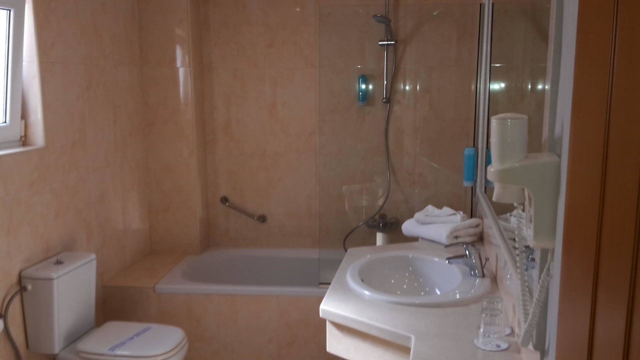 Badewanne mit Dusche Alexander Beach Hotel & Village Resort