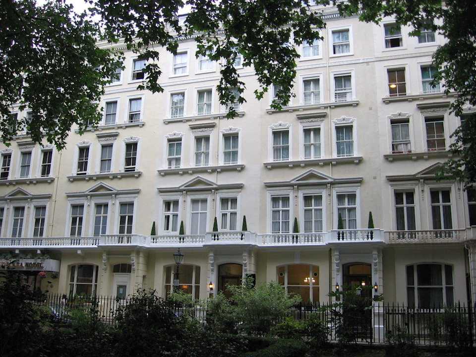 Hotel von außen aus dem Park Chrysos Hotel