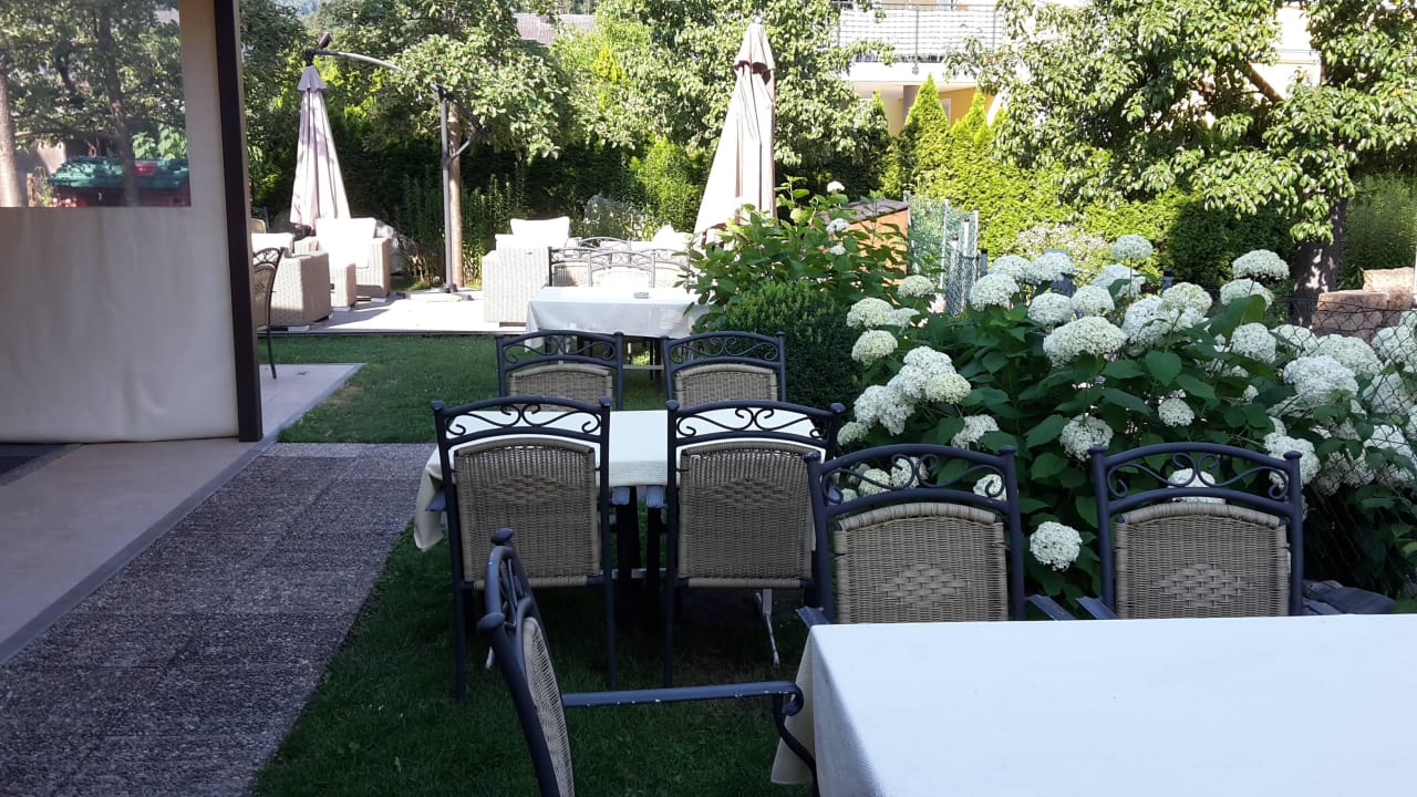 Neben Gartenterrasse Hotel Enzian