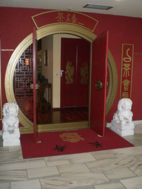 Eingang zum China-Turm Hotel Hochschober