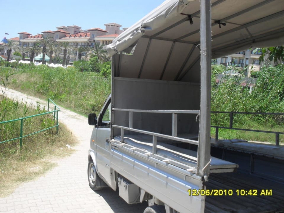 Transporter mit Weg zum Strand Side Royal Paradise Hotel