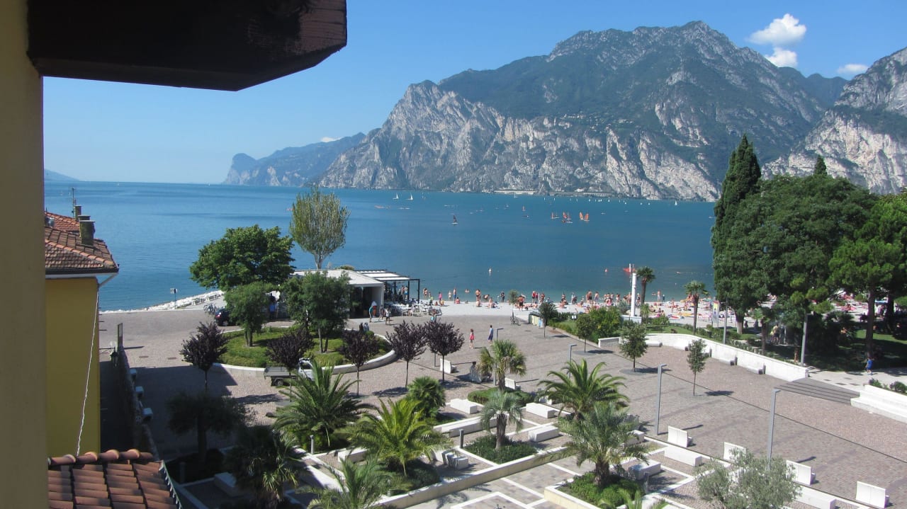 4. Etage, Seeblick aus dem Schlafzimmer nach links Stella Sport Apartments