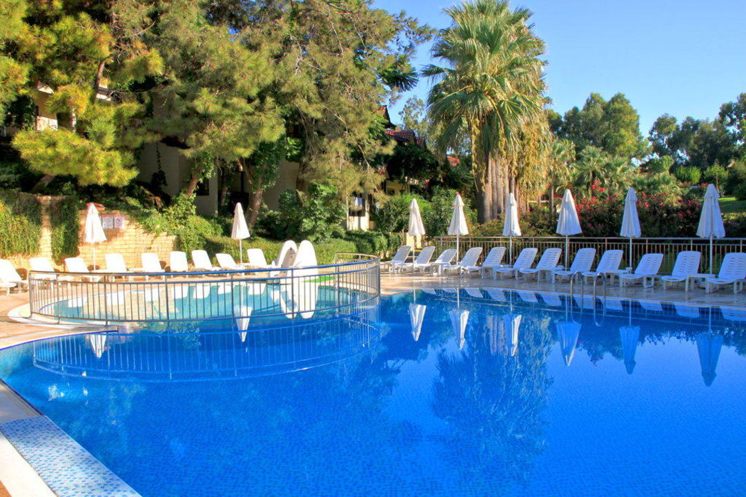 Oberer Pool, hinten der Kinderpool Melas Holiday Village