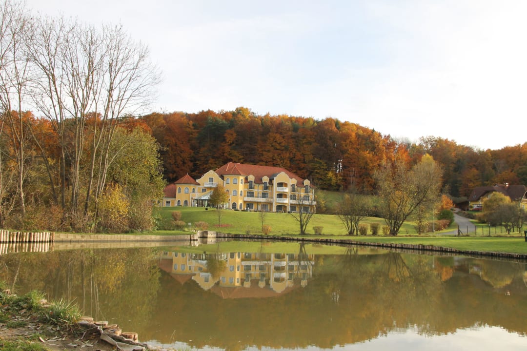 Außenansicht über den Teich Romantikschlössl Loipersdorf Adults Only