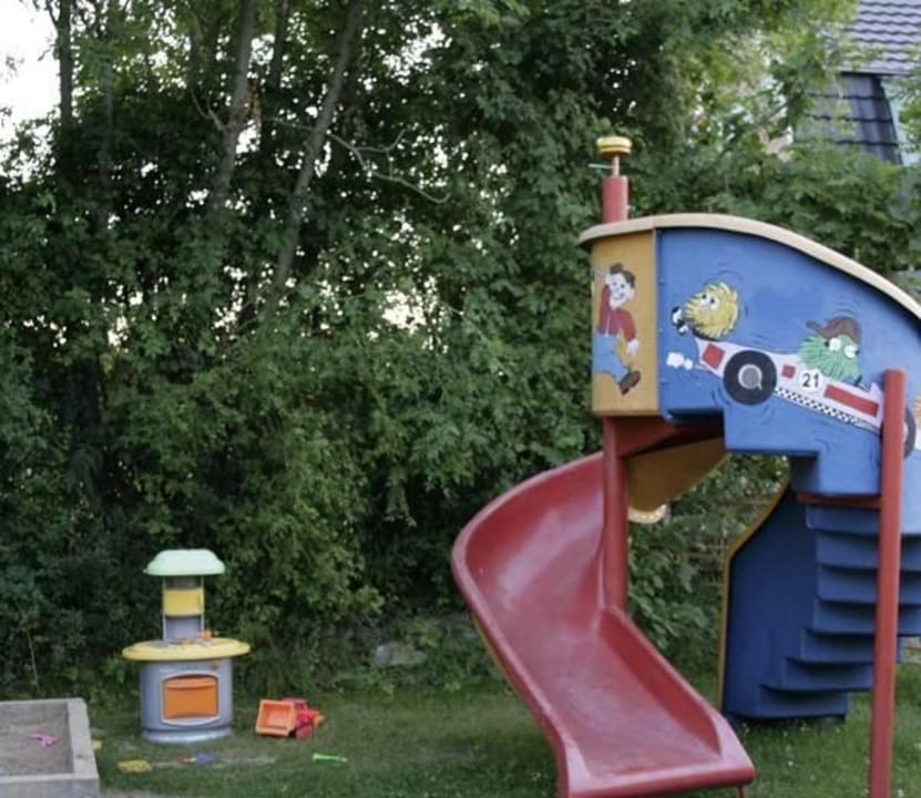 Spielplatz mit Karussell und Rutsche Putbrese-Hof