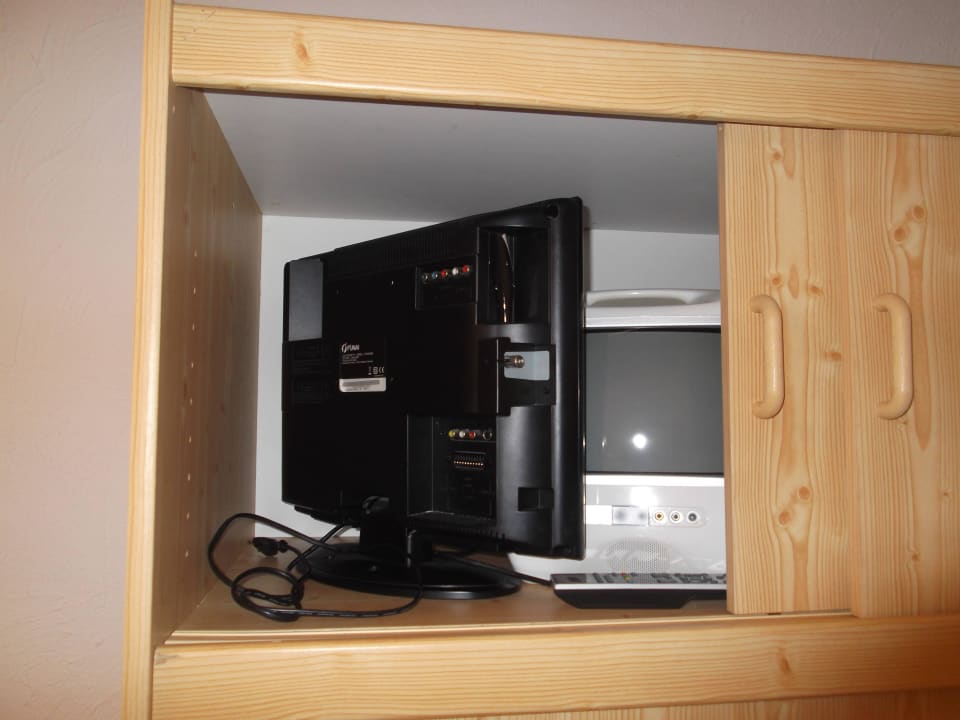 Der Schrankinhalt im Zimmer (u.a. TV und Monitor) Hotel Baldus