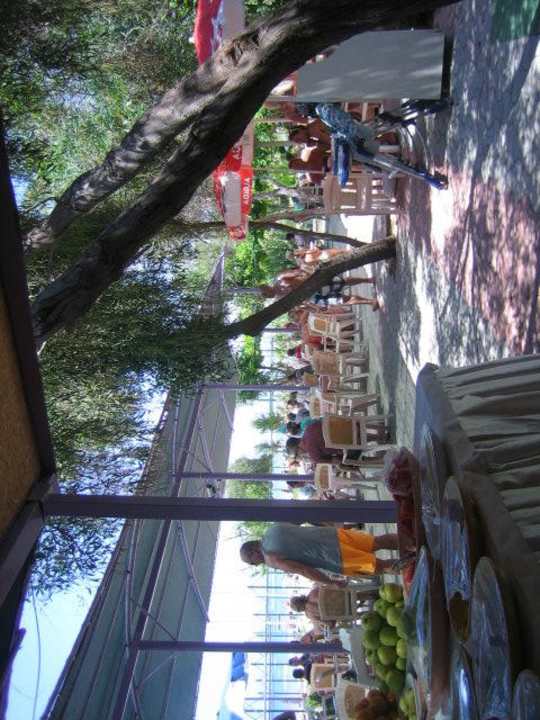 Strand-Büffet Serenis Hotel