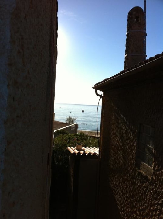 Schmaler Meerblick vom Hotelzimmer Hotel Les Flots Bleus