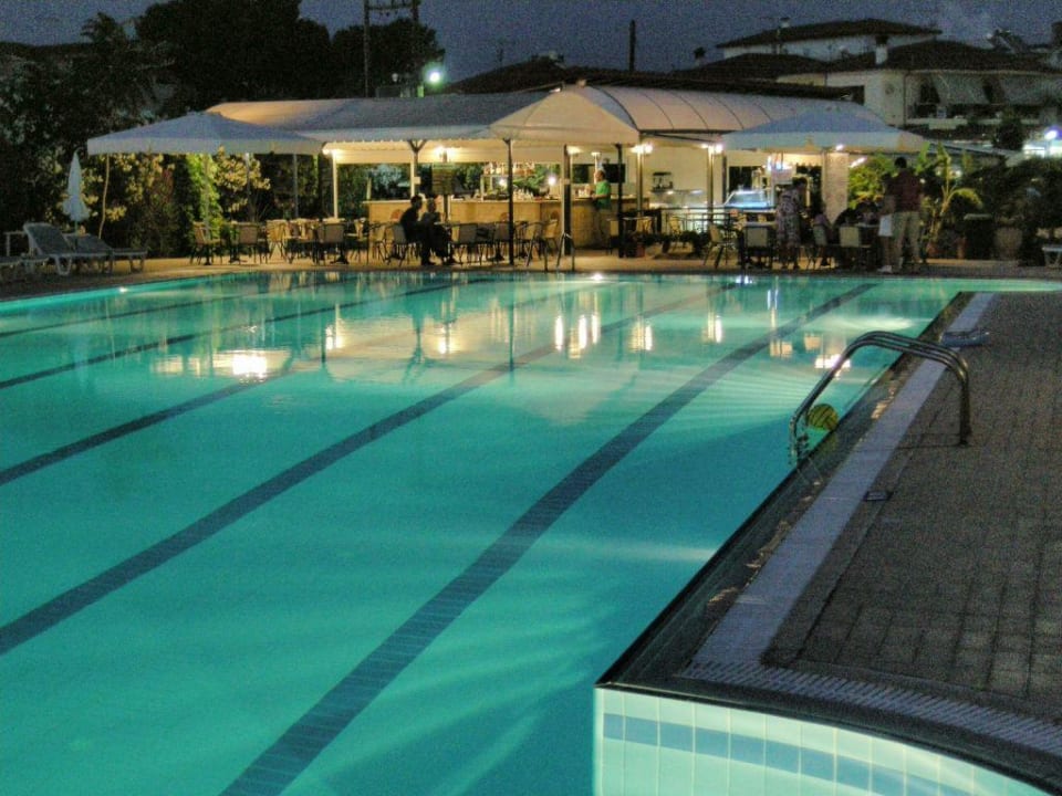 Pool und Poolbar bei Nacht Hotel Hanioti Palace/Chanioti Palace