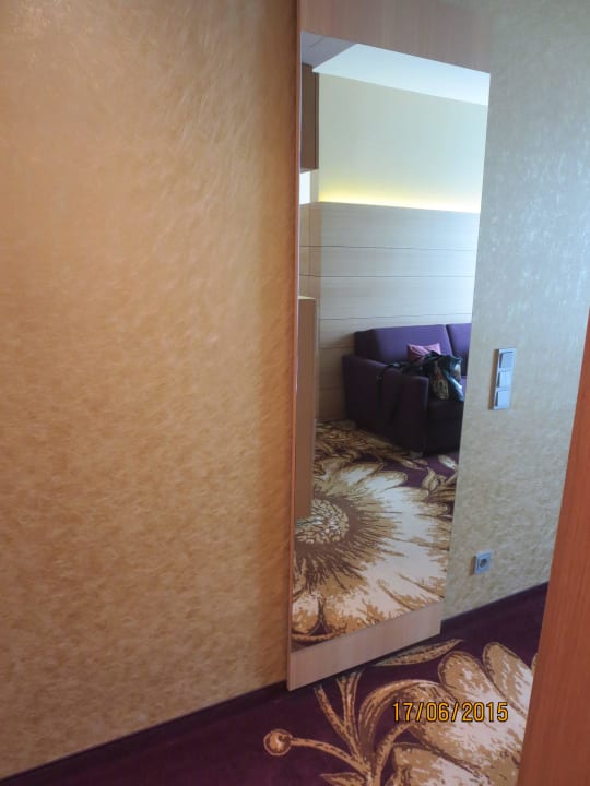 Verspiegelter Flurblick Hotel Mondial am Dom Cologne- MGallery