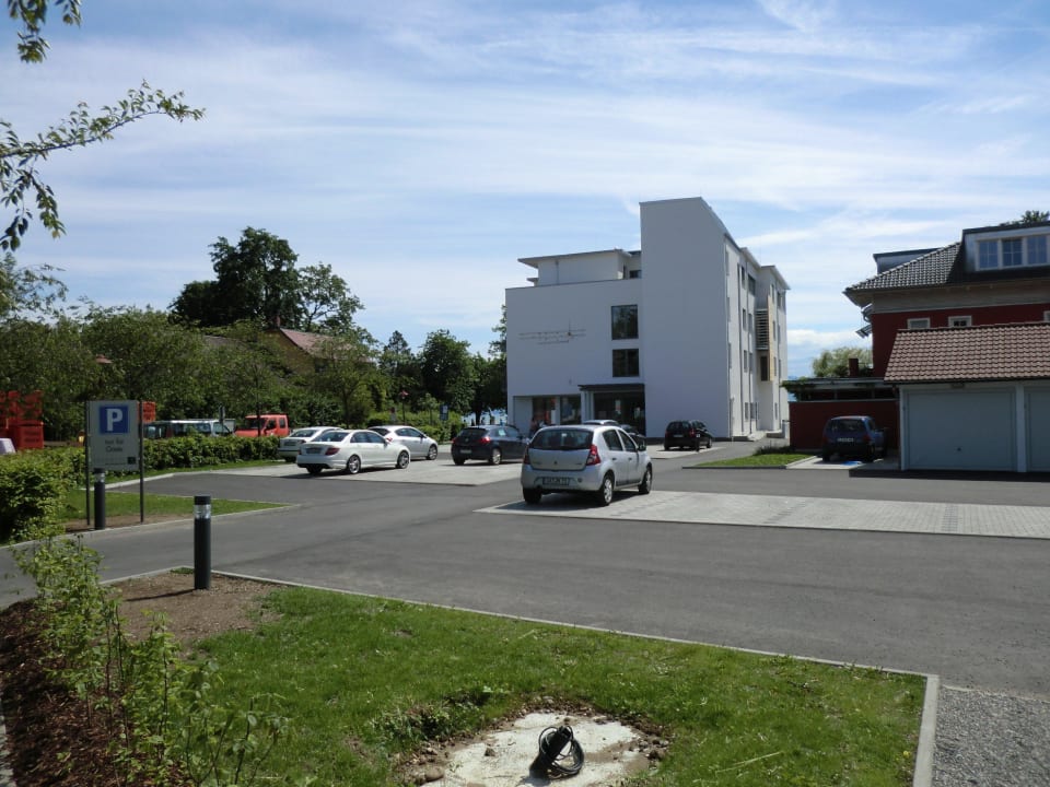 Großer Parkplatz, Hoteleingang und TG-Zufahrt. Seehotel Kressbronn