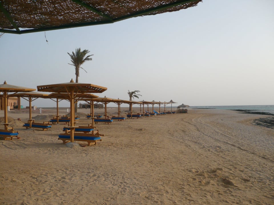 Am Strand, links Laguna Beach Marsa Resort