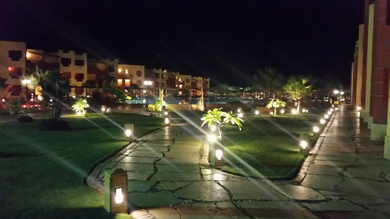 Gartenanlage abends Casa Mare Resort