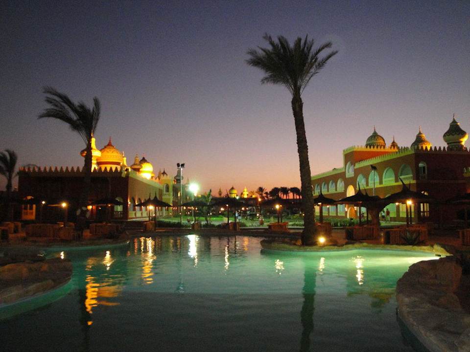 Hauptpool bei Nacht Pickalbatros Alf Leila Wa Leila Resort - Neverland Hurghada