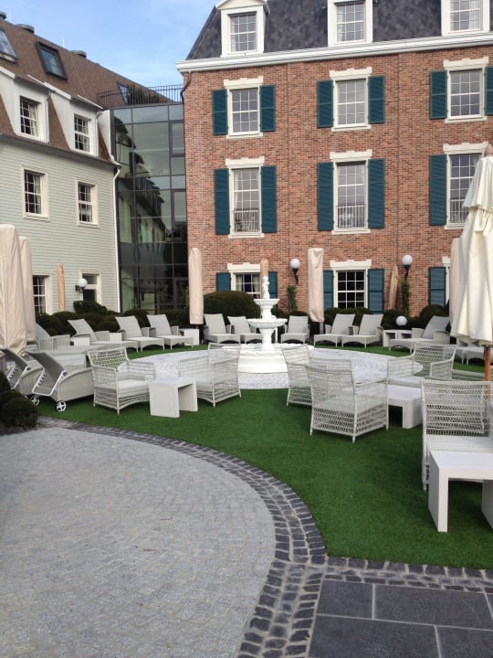 Liegemöglichkeiten am Pool Hotel Bell Rock Europa-Park