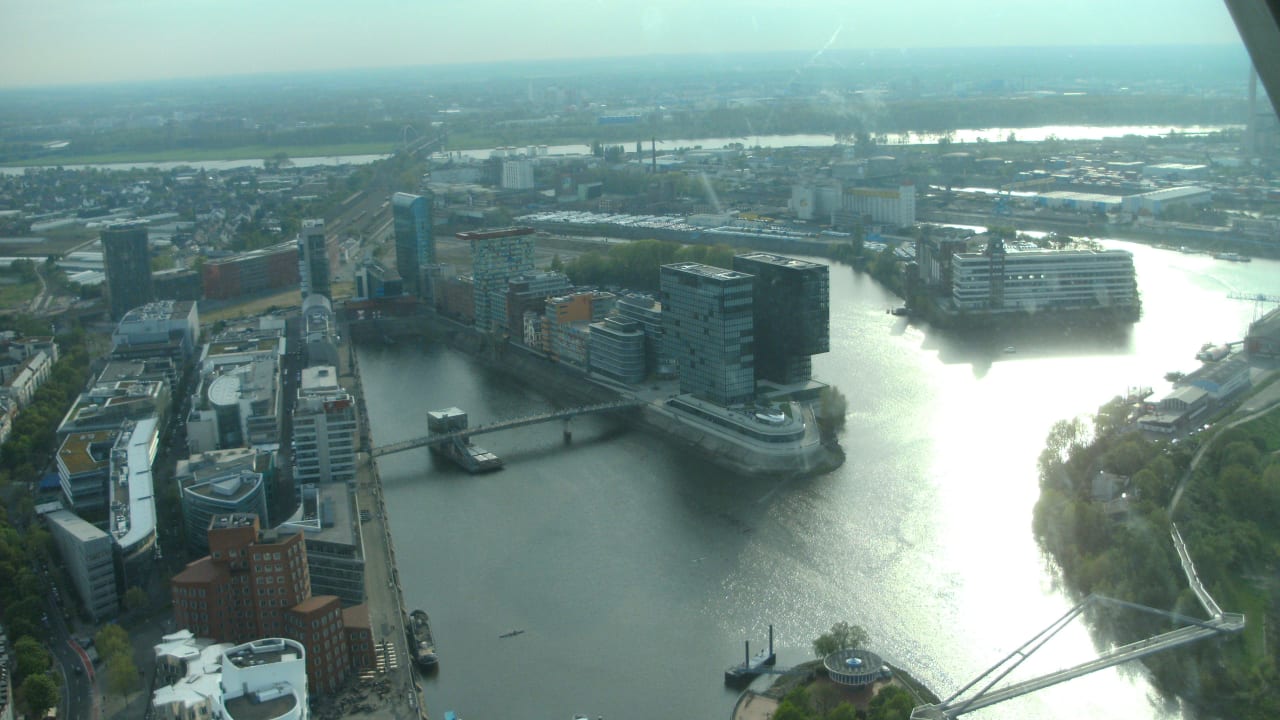 Hotel vom Rheinturm aus gesehen Hotel Hyatt Regency Düsseldorf