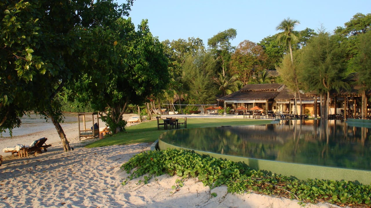 Strand mit Pool The Naka Island, A Luxury Collection Resort & Spa