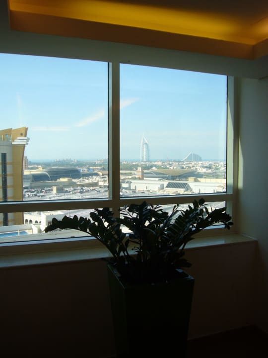 Blick aus dem Flurfenster 13.Stock auf den Burj Al Citymax Hotel Al Barsha
