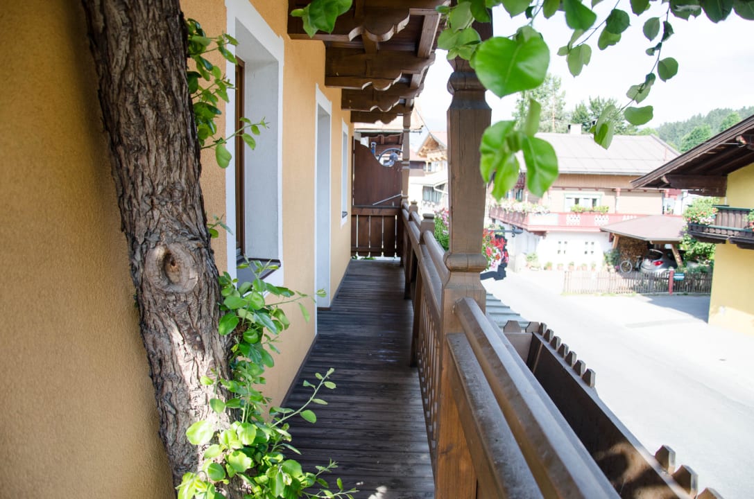 Vom Balkon die Aussicht genießen Hotel Schreder