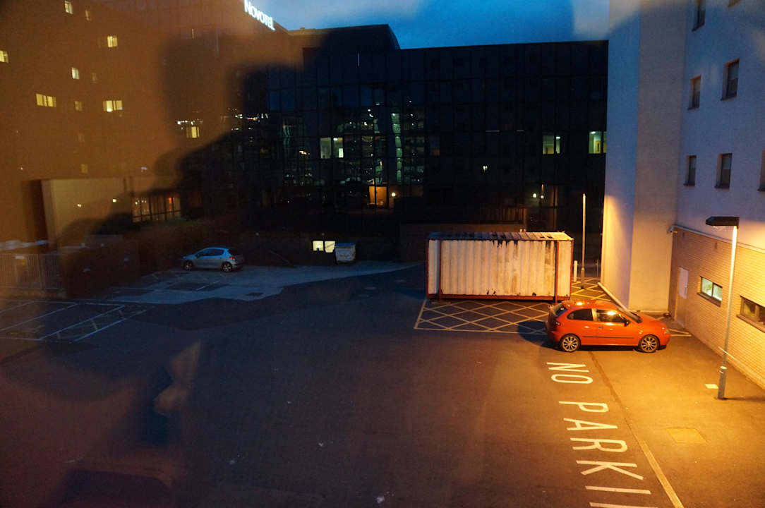 Ausblick auf Innenhof mit Parkplatz+Müllcontainer Hotel Ibis Birmingham Airport