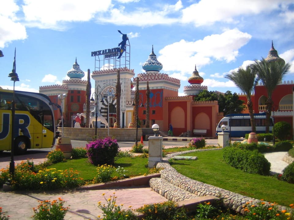 Vor dem Eingang Pickalbatros Alf Leila Wa Leila Resort - Neverland Hurghada