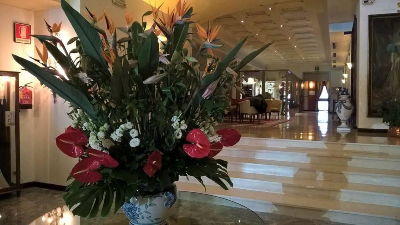 Blumenarrangement Lobby Grand Hotel Terme