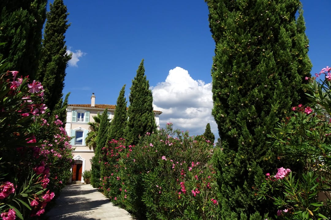 Fußweg zum Hotel Domaine de l'Aufrene