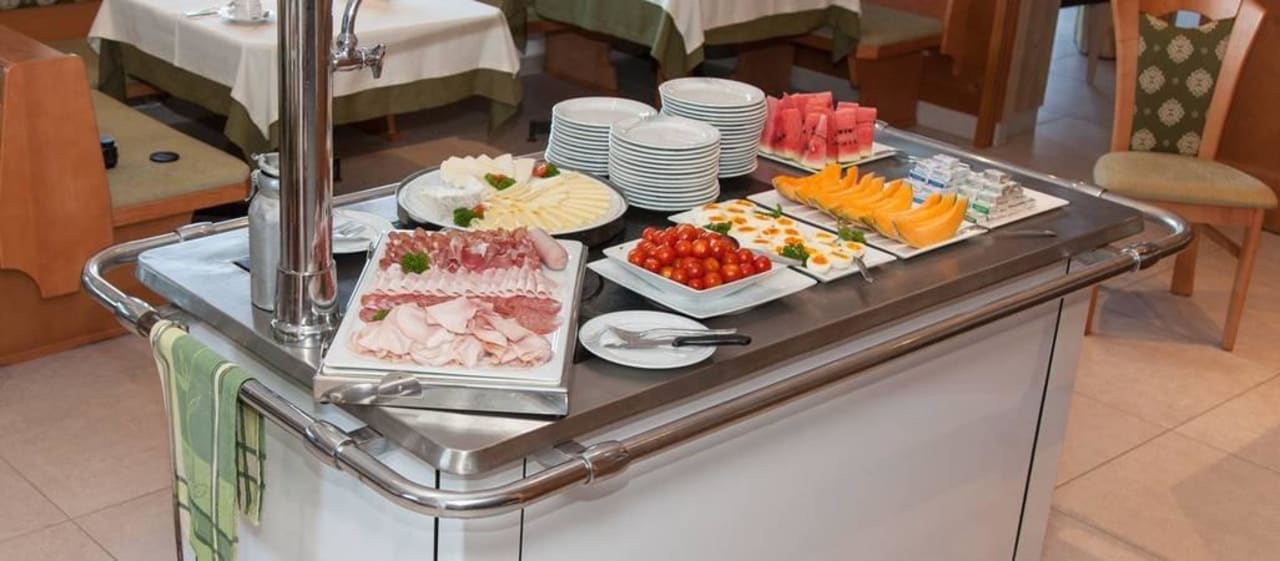 Frühstücksbuffet mit Käsespezialitäten  Garni Gurterhof