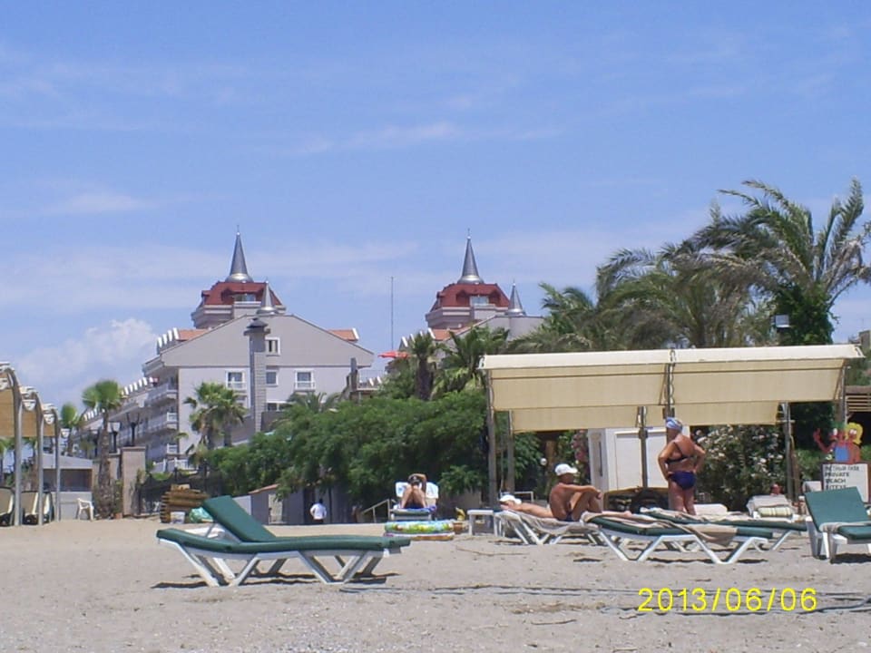 Blick vom Strand zum Hotel Aydinbey Famous Resort