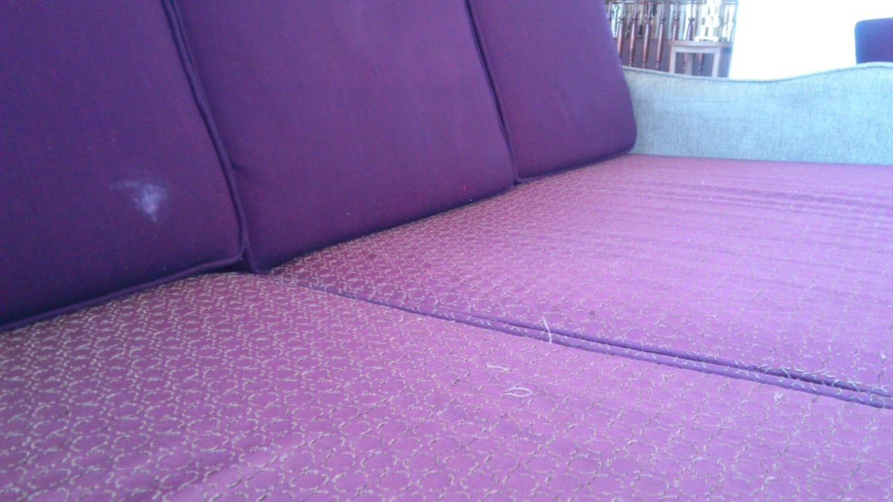 So sieht das Sofa in der Lobby aus Steigenberger Aqua Magic