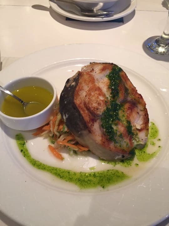 Schwertfischsteak beim griechischen Themenrestaura Apollonia Beach Resort & Spa