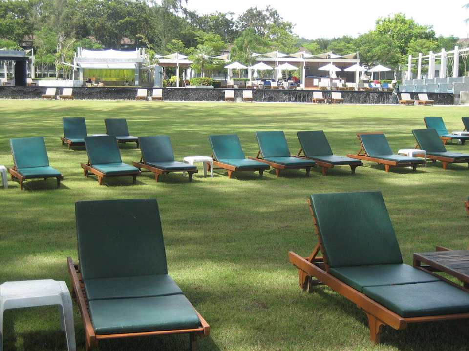 Garten mit ausreichende Liegen Dusit Thani Krabi Beach Resort