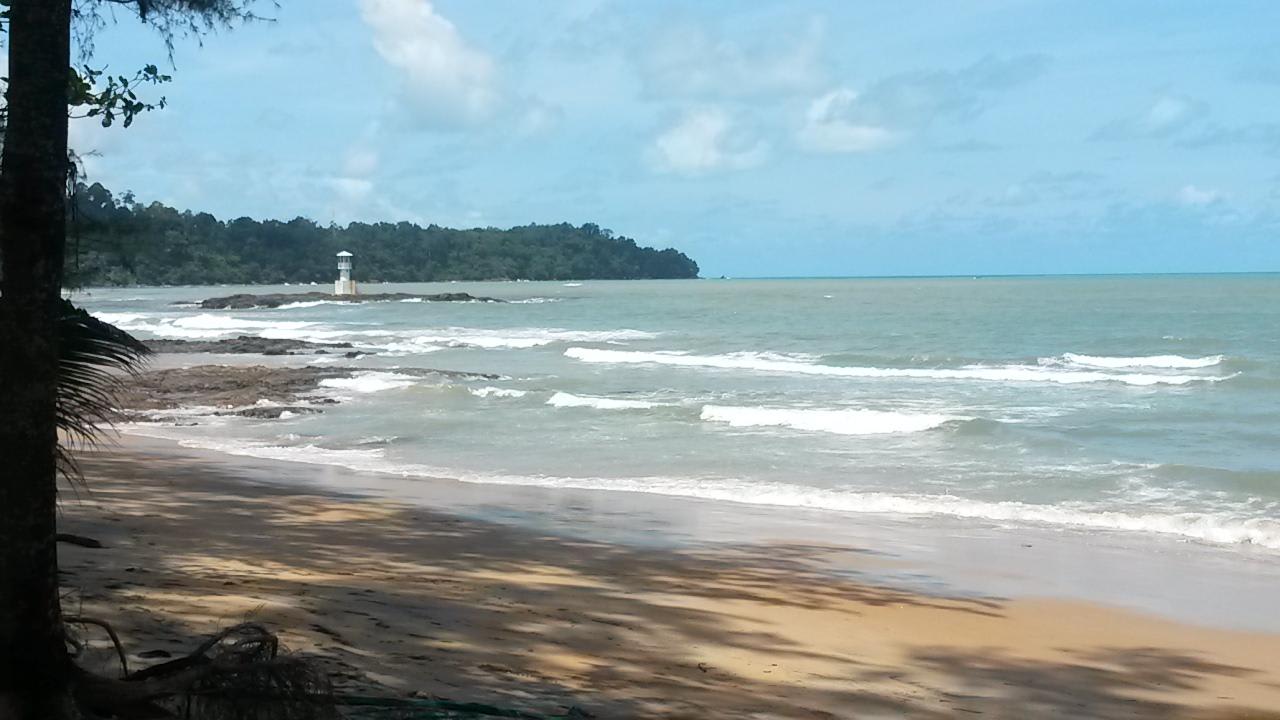 Strand nach links La Flora Khao Lak