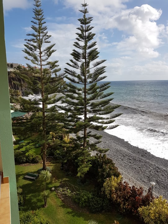 Ausblick von unserem Balkon in den Garten bzw. den Strand Pestana Ocean Bay All Inclusive