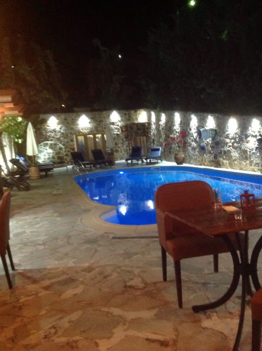 Poolbereich am Abend Balsamico Traditional Suites