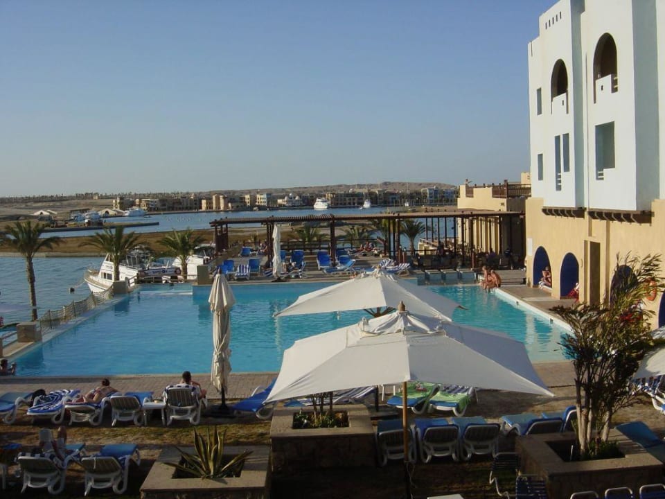 Blick vom Balkon auf den oberen Pool Marina Lodge At Port Ghalib