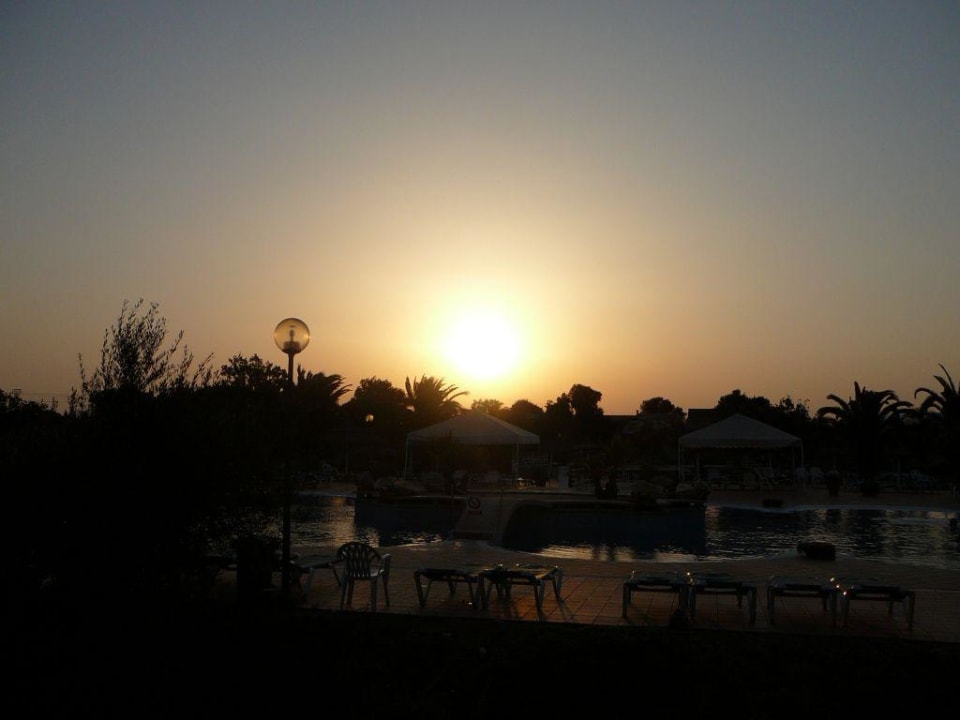 sonnenuntergang hinterm Pool Hotel Mariant Park