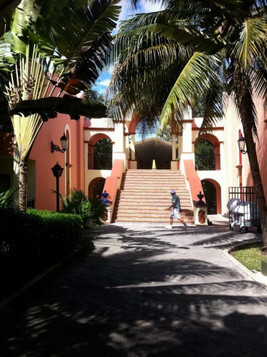 Weg zu den Zimmer Hotel Riu Tequila