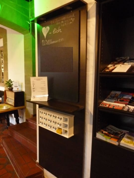 Empfang mit Tafel, Namen und #Zimmernummer Hotel Zum Goldenen Anker