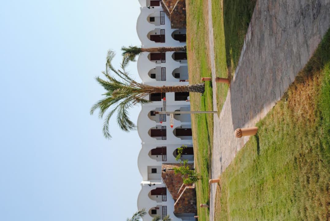 Blick auf Zimmergebäude Hotel Gorgonia Beach Resort