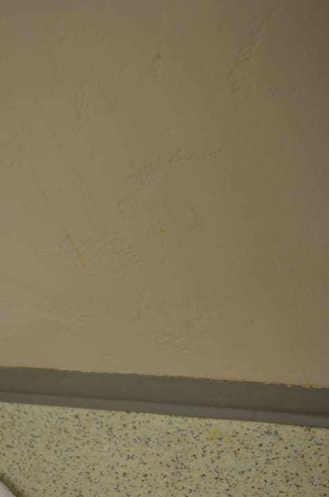 Wand im Bad mit "Rückständen" Super 8 Port Angeles